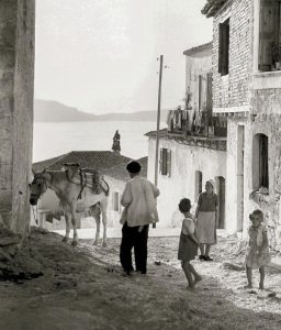 Δ.Τ. Η Κοινο_Τοπία θα ξεναγηθεί στην έκθεση φωτογραφίας του Robert McCabe “Η Ελλάδα μετά τον πόλεμο: Τα χρόνια της ελπίδας”